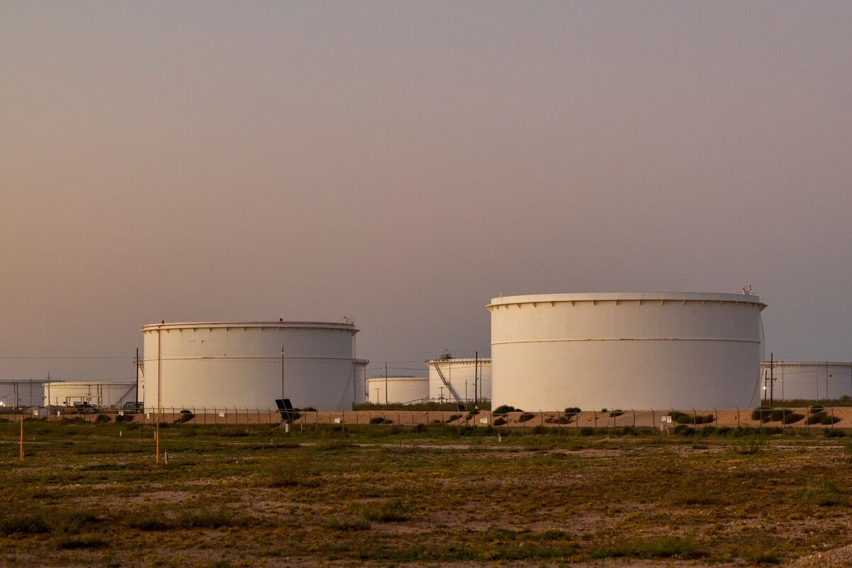 US Says Global Oil Glut Is Already Underway as Stockpiles Grow