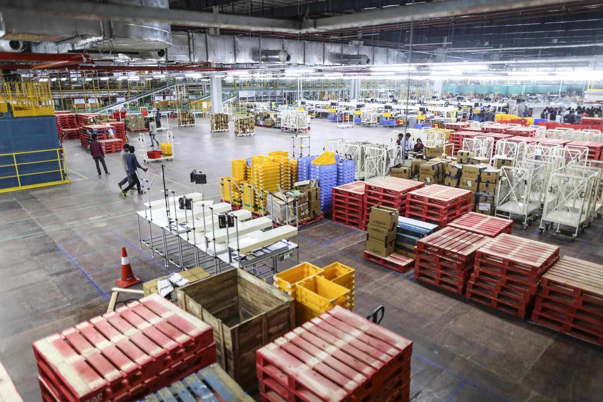 Inside Amazon.com's Biggest Fulfillment Centre in India 