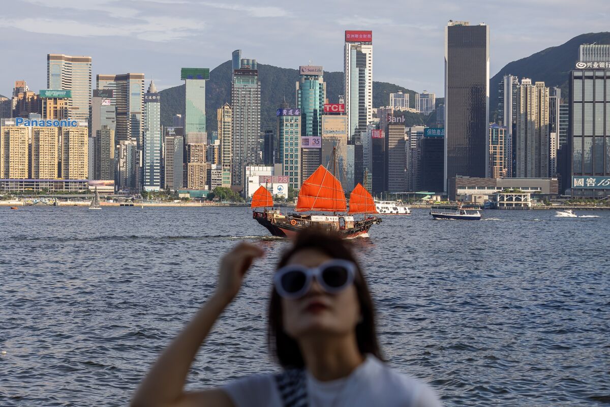 Hồng Kông yêu cầu các công ty bảo hiểm chuyển vai trò đầu tư từ Singapore về lại thành phố