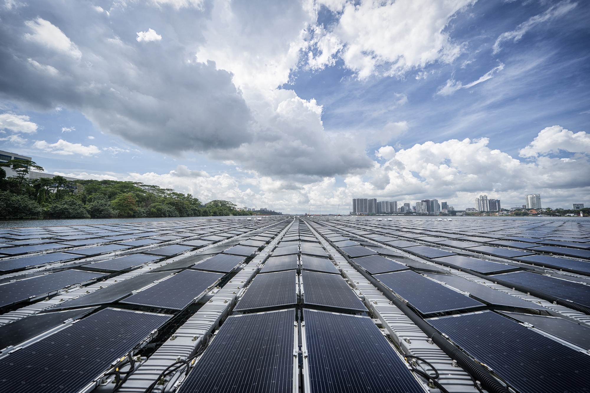 Nhà máy điện mặt trời nổi trên eo biển Johor ở Singapore.  Đầu tư vào năng lượng mặt trời được dự báo sẽ vượt qua chi tiêu cho sản xuất dầu lần đầu tiên trong năm nay, thúc đẩy nỗ lực kiểm tra các địa điểm mới và đôi khi không thể thực hiện được cho năng lượng mặt trời. 