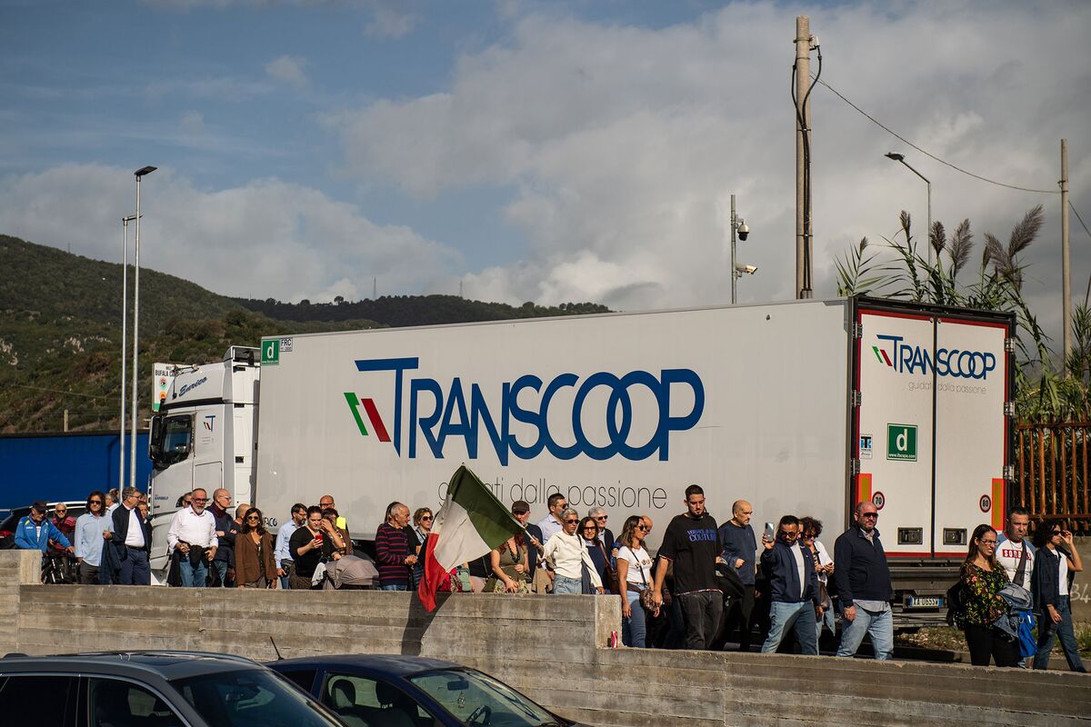 bloomberg.com - Selena Frasson - Italian Truckers Lift Roadblocks That Snarled Food Deliveries