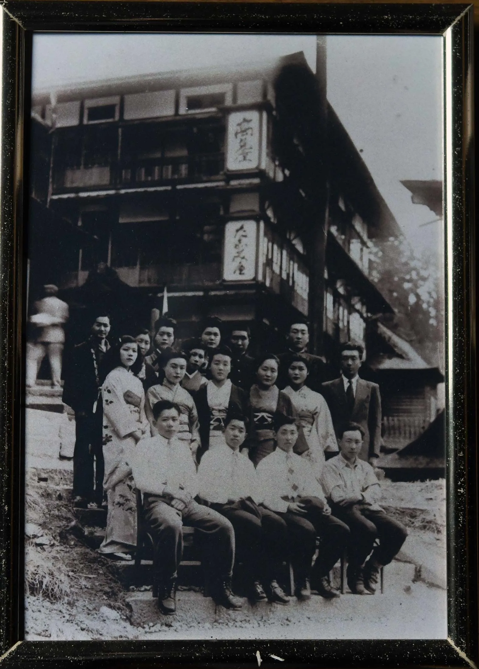 The Okazaki family in front of Takamiya with the current Emperor Emeritus (front row, second from left) during his youth, when he visited Zao in 1951.