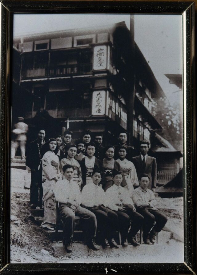 現上皇陛下（前列左から2人目）が1951年に蔵王を訪れた際、岡崎家と撮影した記念写真