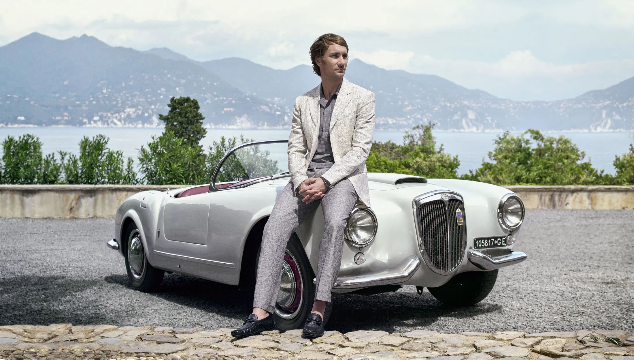 Men’s grey Limited Edition Ostrich Salvatore Ferragamo driver loafers. Gancini Driver ornament - Men | Ferragamo main image 4