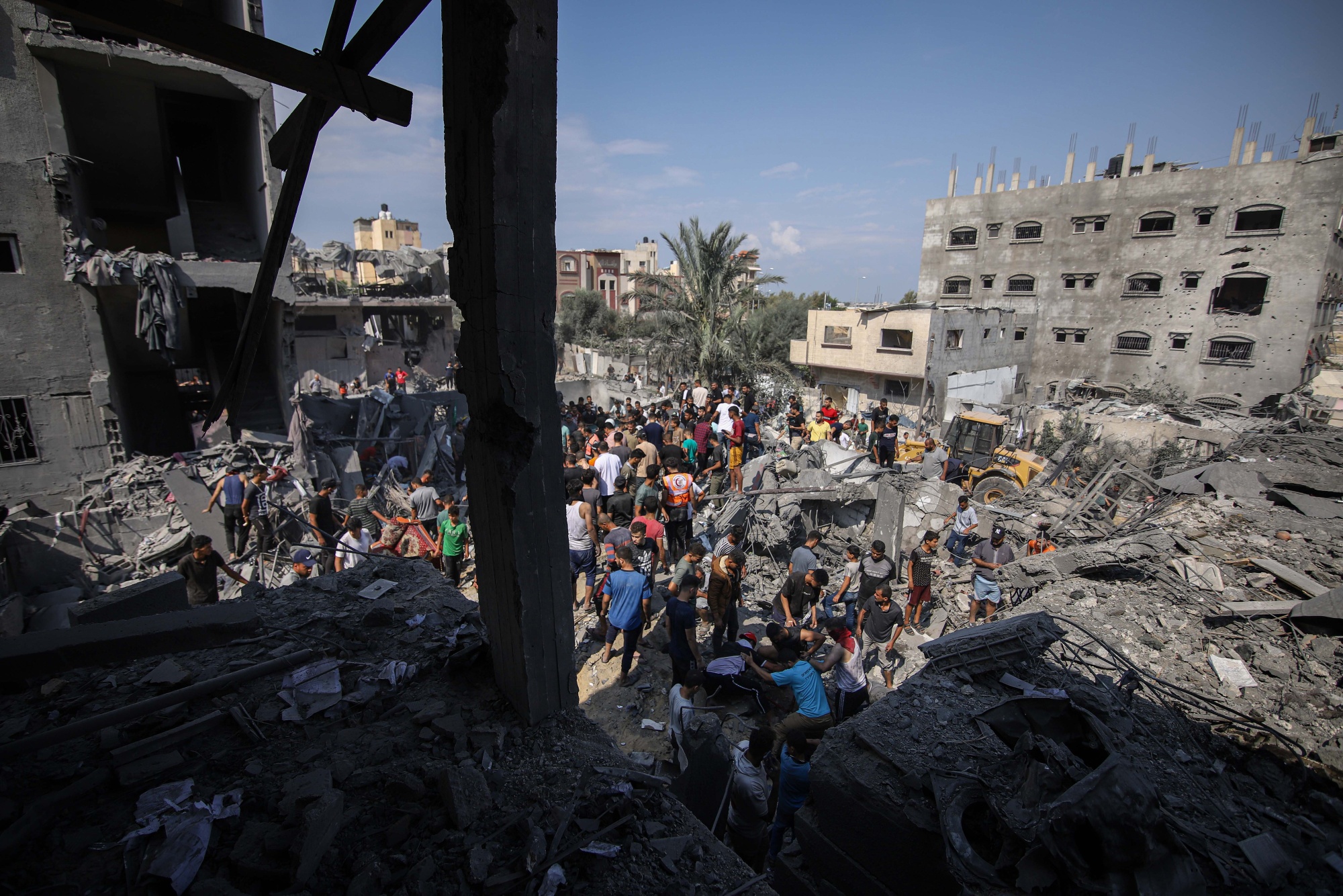 URGENT: Palestinians say Israeli troops fired at people seeking food.  Israel says scene was deadly stampede - Bloomberg