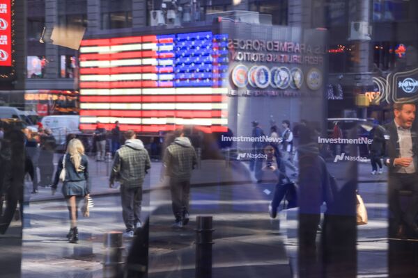 Hedge-Fund Momentum Bets Crater All at Once in Volatile Markets