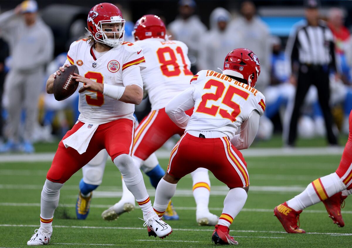 NFL, NBC Defends Streaming Chiefs-Dolphins Playoff Game Only on Peacock ...