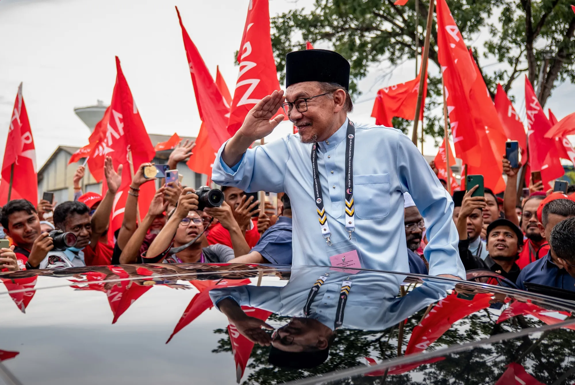 Opposition leader Anwar Ibrahim greets supporters&nbsp;in Tambun,&nbsp;Malaysia, on Nov. 5.