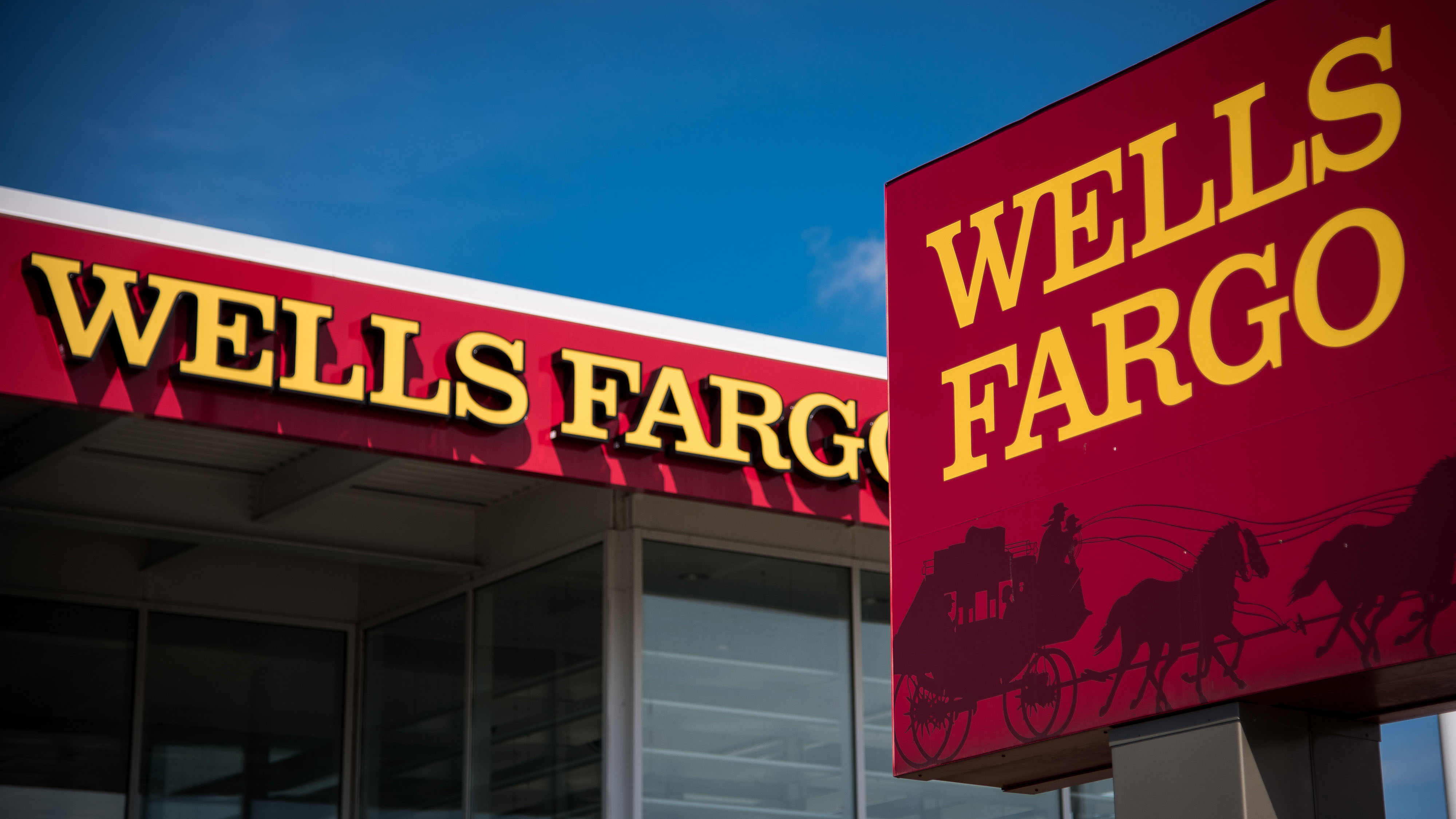 wells-fargo-plans-to-close-more-than-400-branches-through-2018-bloomberg