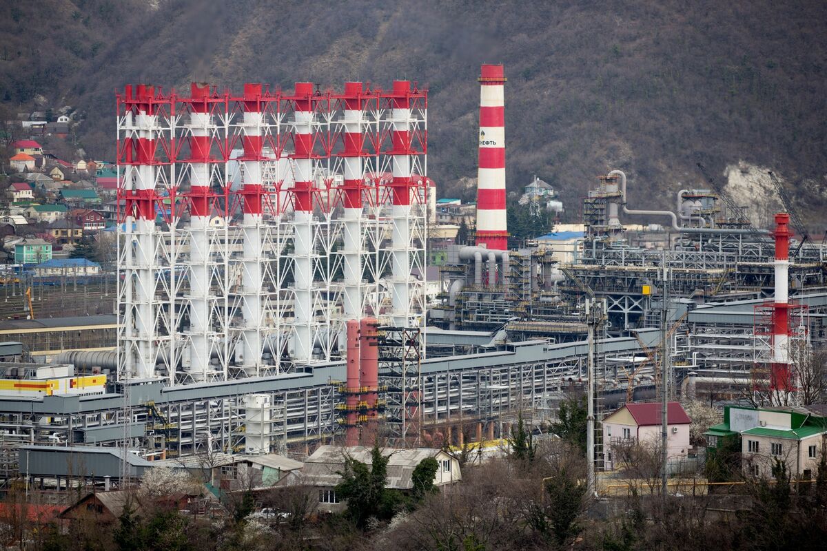 Russia Oil Revenue Falls by a Third on Weak Crude, Strong Ruble