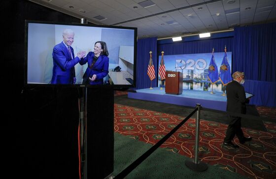 Kamala Harris Gets Star Turn to Woo Voters She Once Urged Against Biden