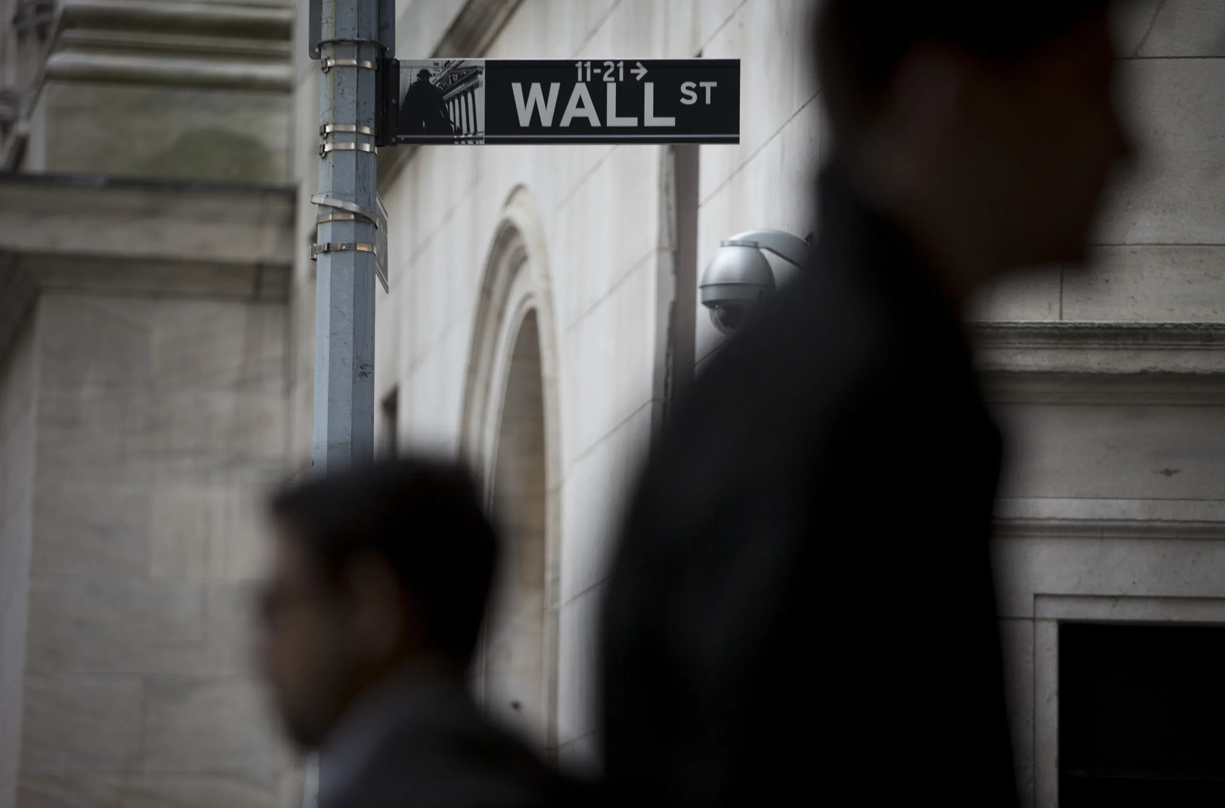 The split highlights the difficulty facing investors in trying to decipher mixed economic signals and uncertainty over the timing of interest rate cuts.