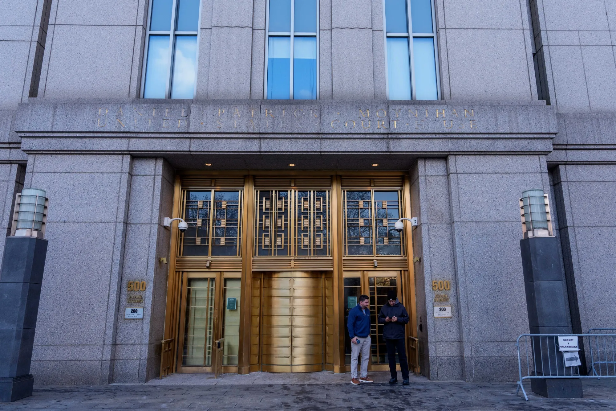 Personas frente al Tribunal Federal Daniel Patrick Moynihan en Nueva York.