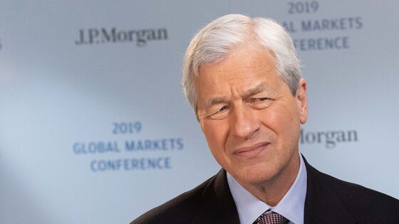JPMorgan Entices Dimon to Stick Around With Surprise Award