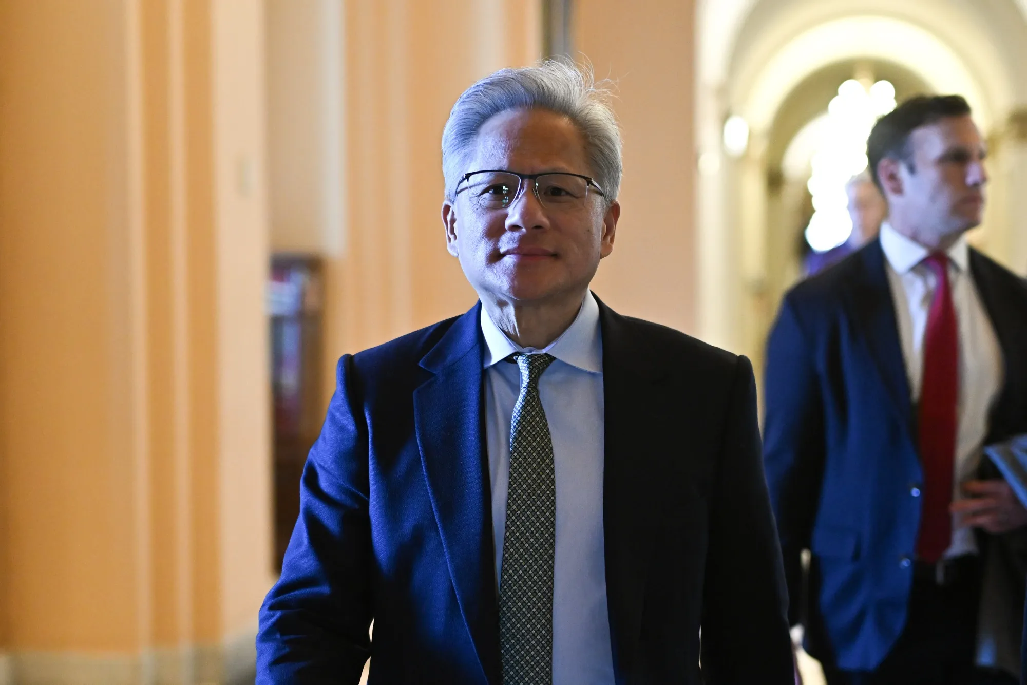 エヌビディアCEO、中国がAIチップH200を受け入れるか「分からない