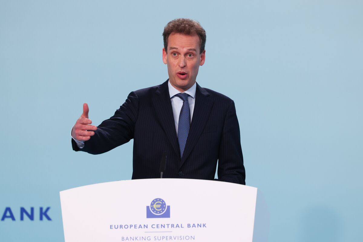 ECB’s Elderson Says Some Downside Growth Risks Have Eased