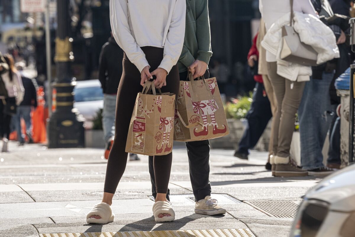 She go shopping at the weekend. Bag with people. Dollar sovg'a.