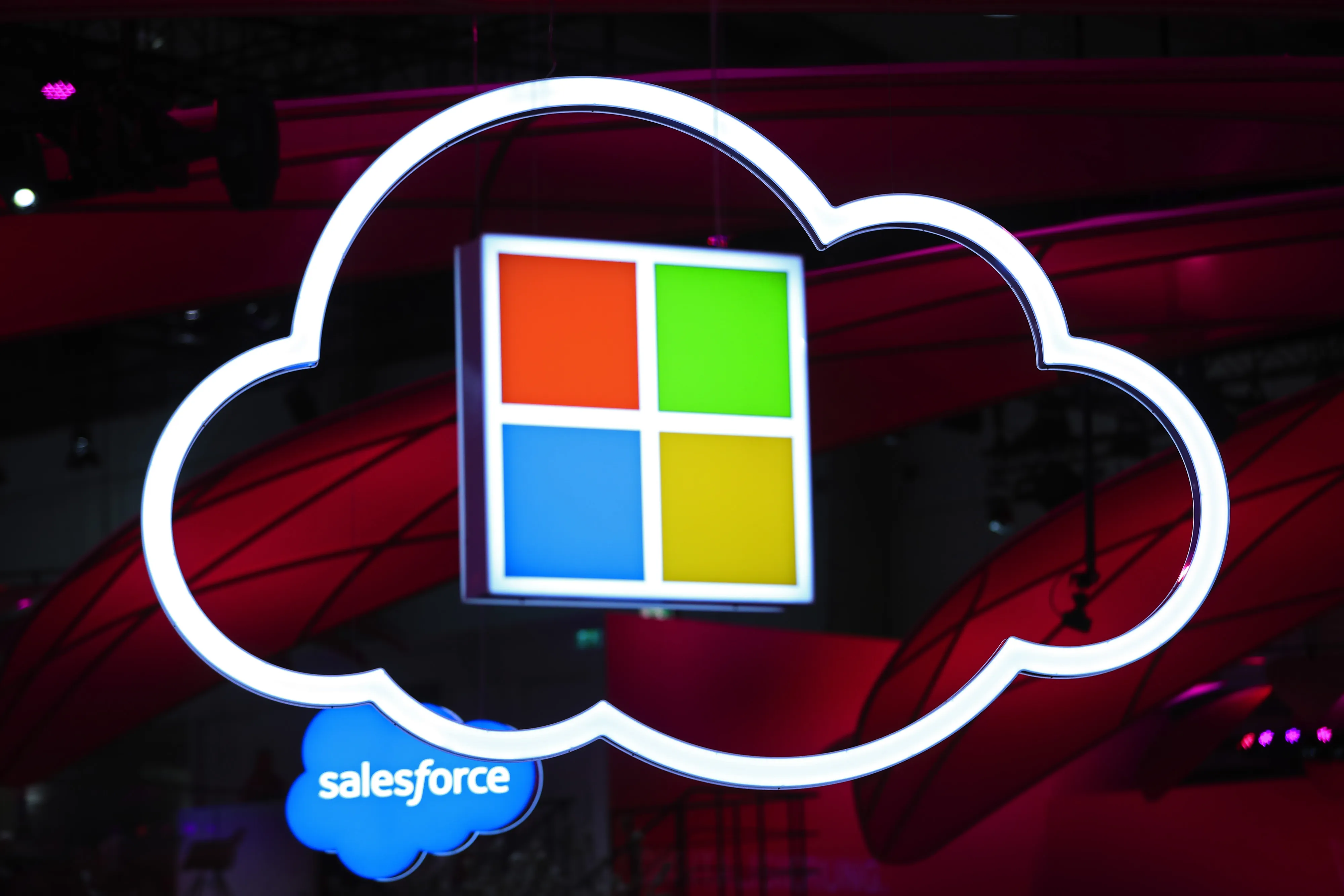 Microsoft Plans Its First Cloud-Data Centers in Middle East