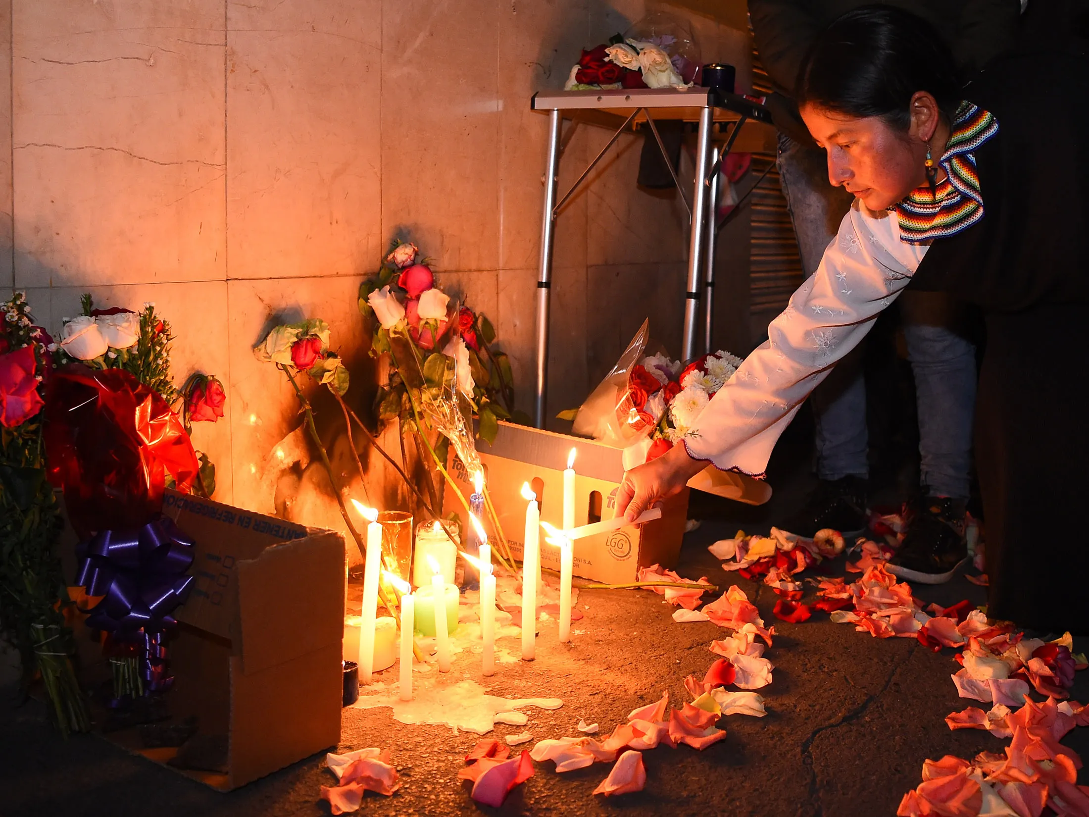 A woman pays homage to the victim at the murder site in Ibarra on Jan. 21.
