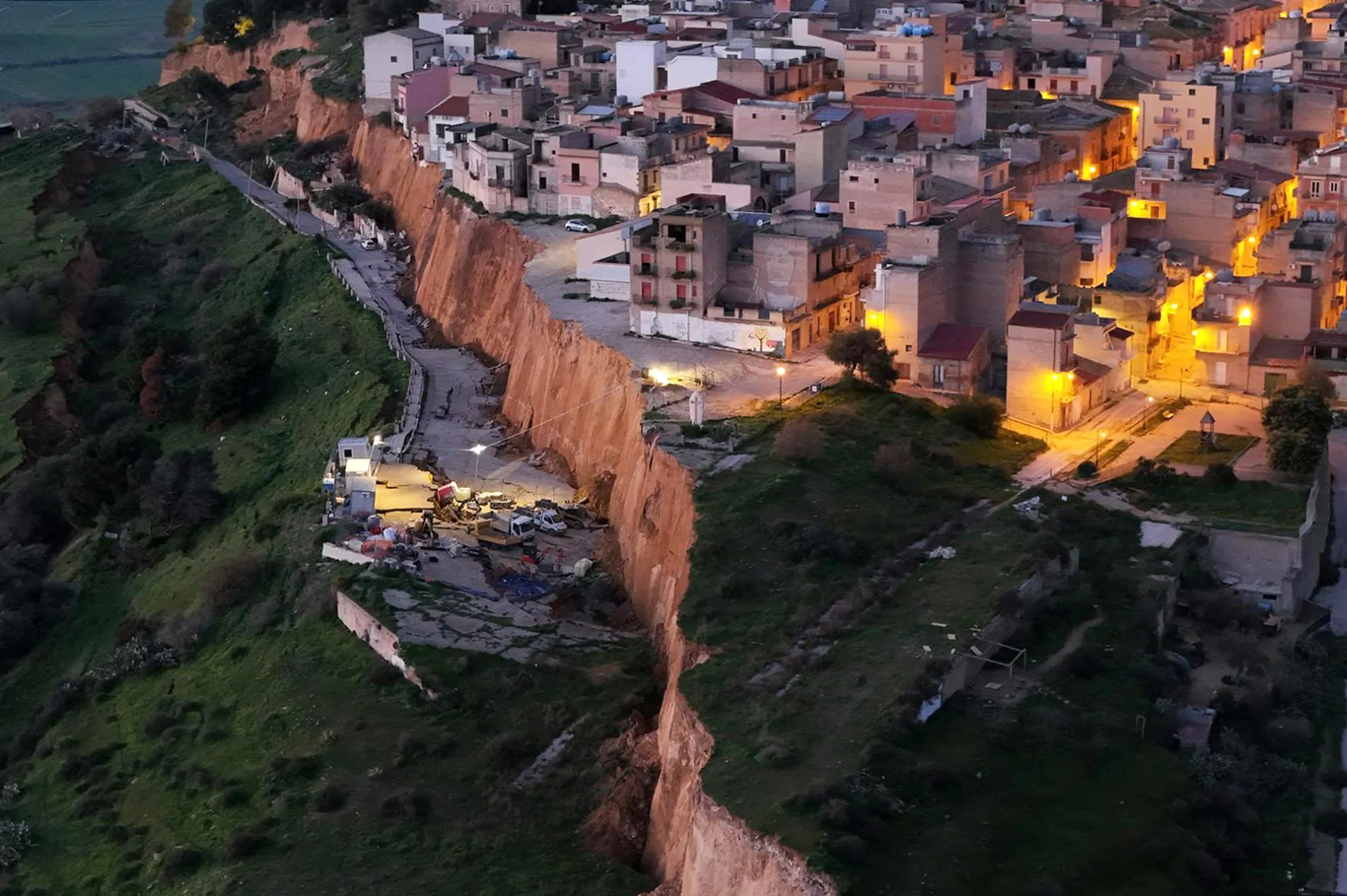 Huge landslide leaves Sicilian homes teetering on cliff edge as 1,500 ...