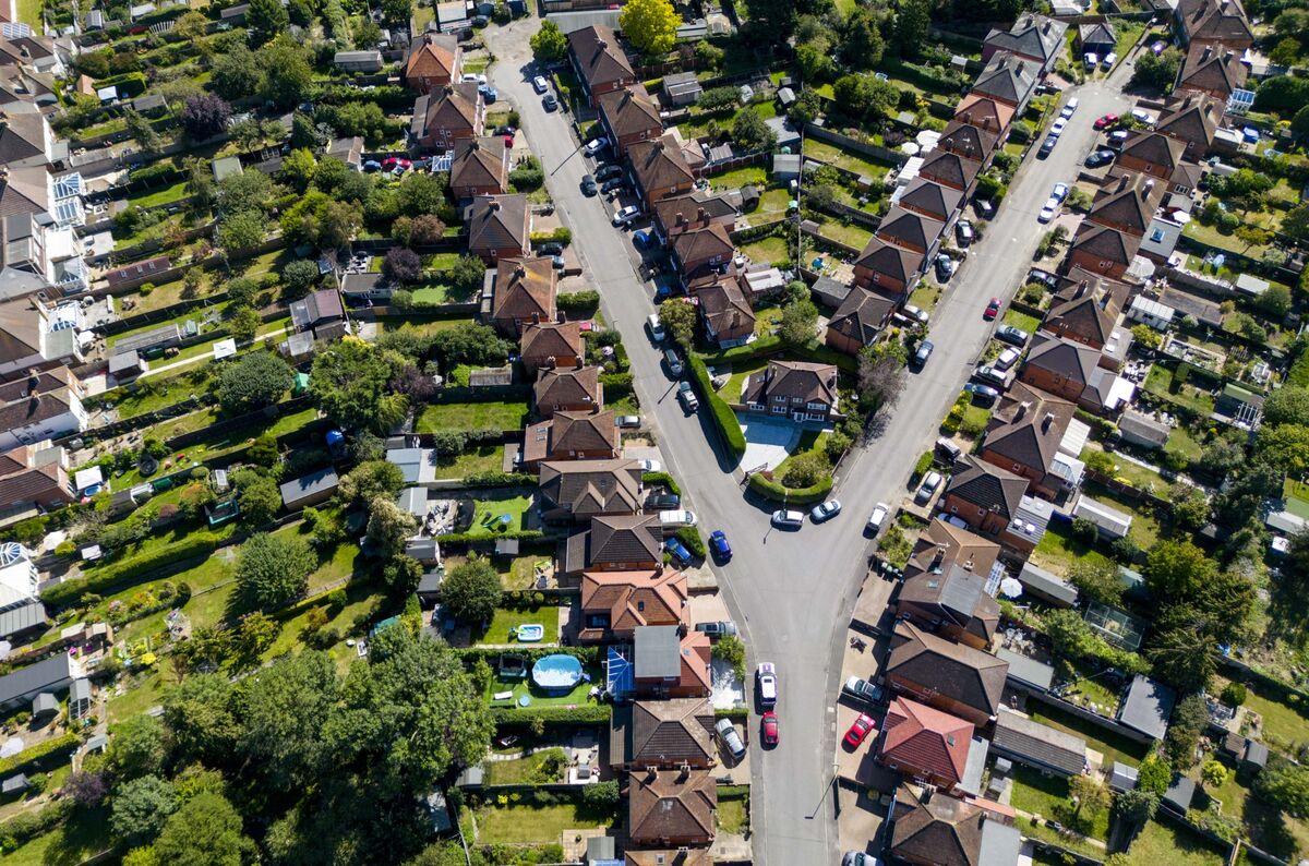 UK House Prices Fall at Sharpest Pace Since 2009, Halifax Says