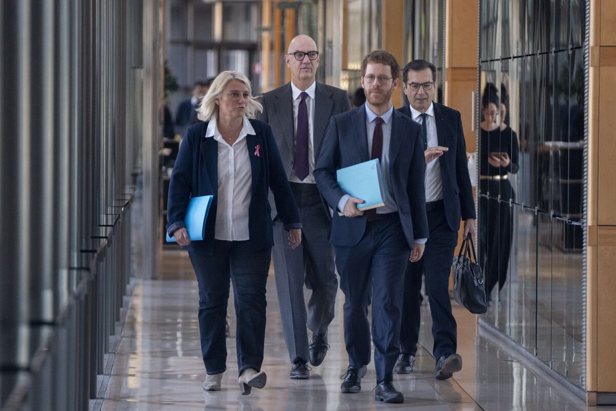 bloomberg.com - Phil Serafino - France Is the Bellwether for Stress in Global Markets
