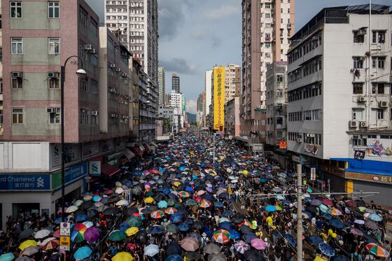 Hong Kong Police Fire Tear Gas at Protesters in Residential Area