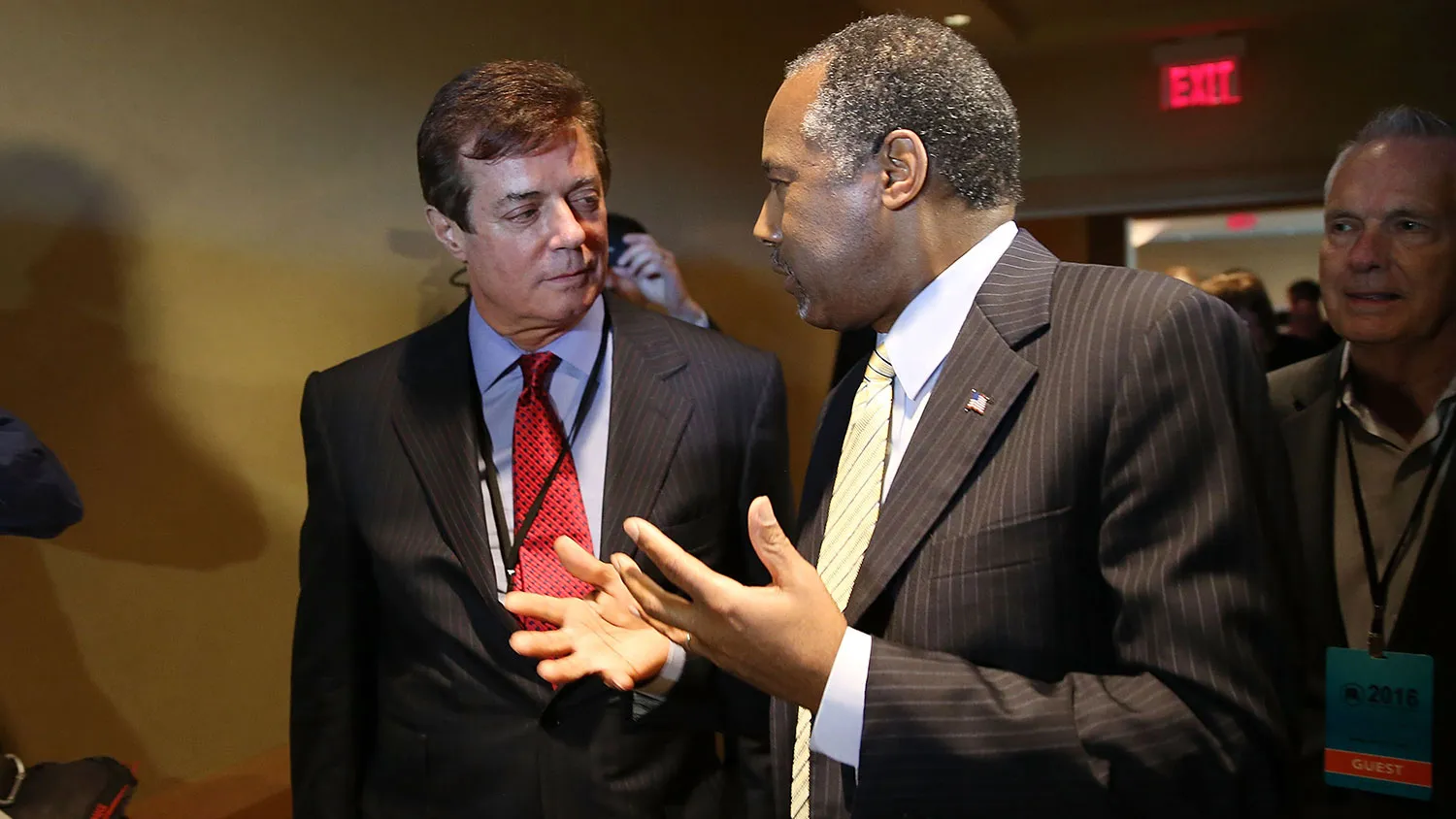 Trump strategist Paul Manafort speaks with former Republican presidential candidate Ben Carson as they arrive for a Trump for President reception during the Republican National Committee spring meeting on April 21, 2016, in Hollywood, Florida.
