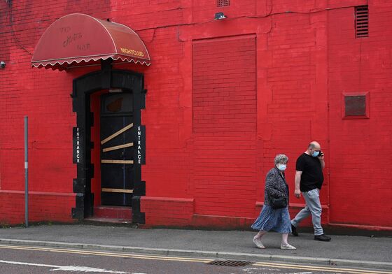 Britain Turns Into Test Case for Covid Endgame
