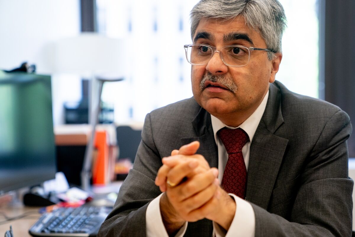 BOJ Urged to Keep Clear Message on Policy as War Clouds Outlook