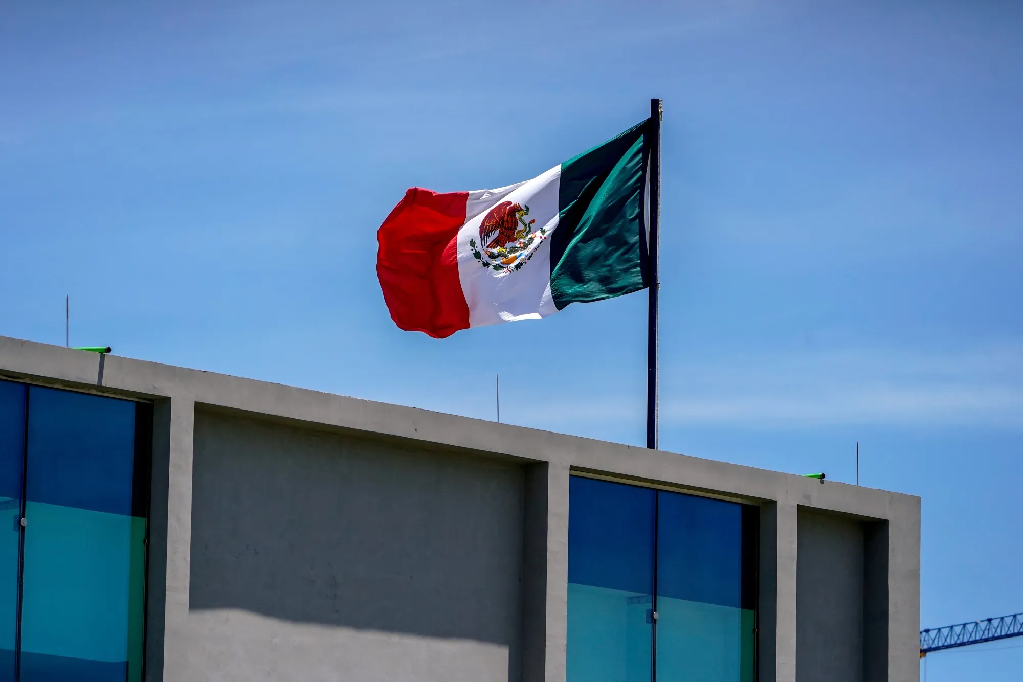 ペメックス施設に掲揚されたメキシコ国旗