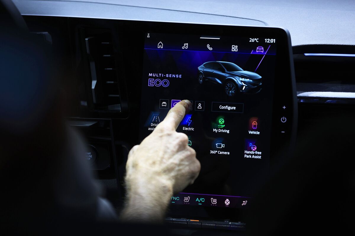 Automakers Rethinking Move to Touch Screens