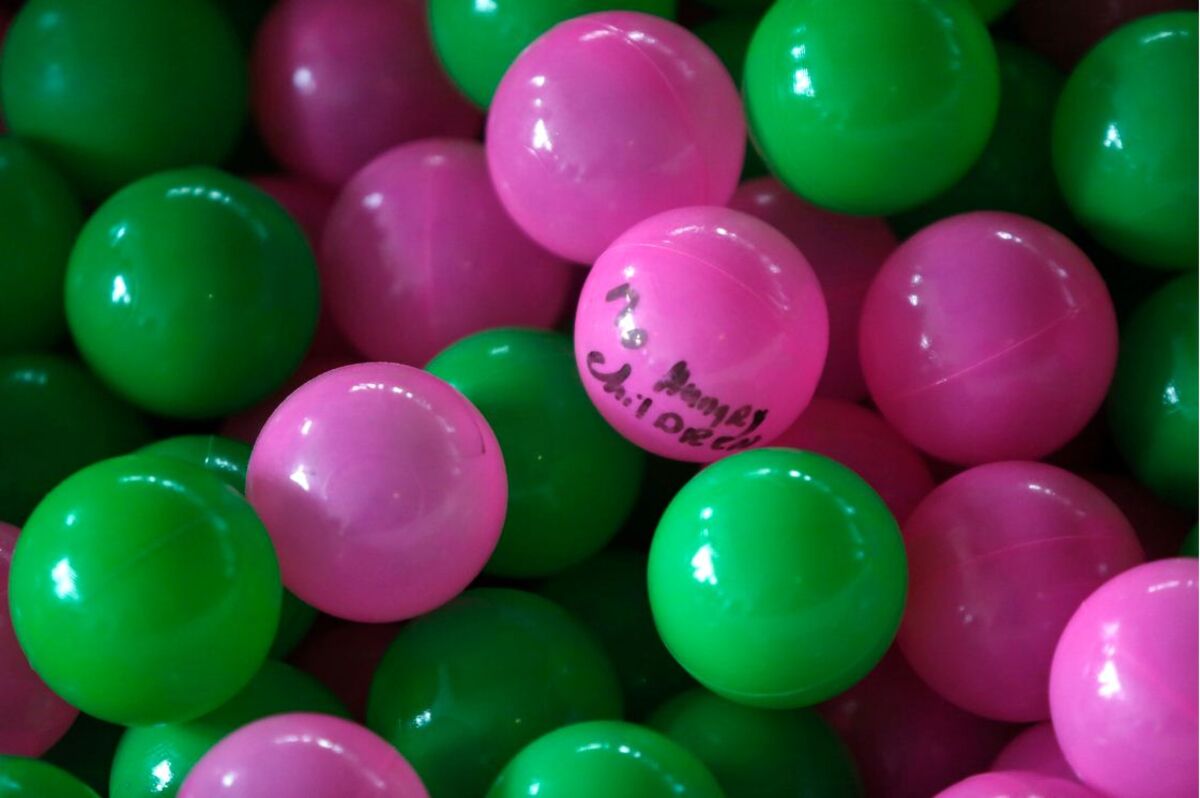 Черно зеленые шарики. Зеленый шарик. Шарики зеленый розовый. Шары салатовый и розовый. Салатовый шарик.