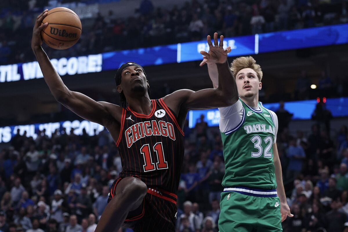 Walmart Billionaire to Buy Minority Stake in NBA’s Chicago Bulls