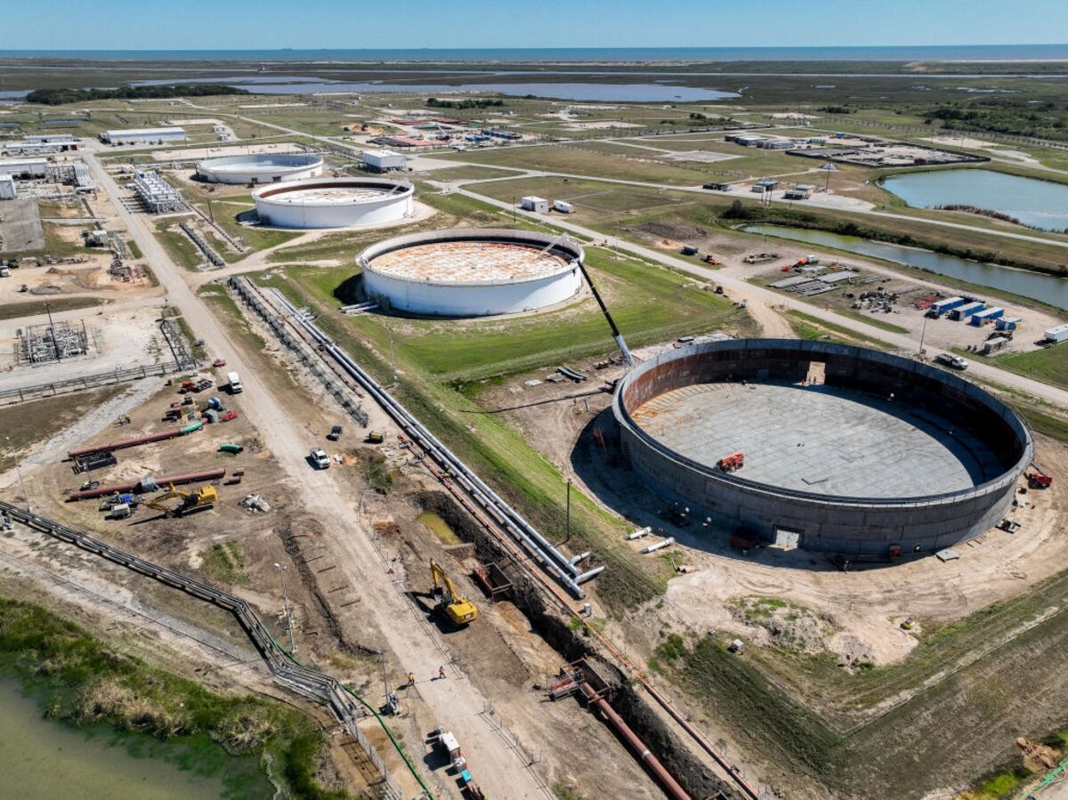 bloomberg.com - Javier Blas - The Global Oil Cushion Isn't Really Hitting 'Tank Bottoms'