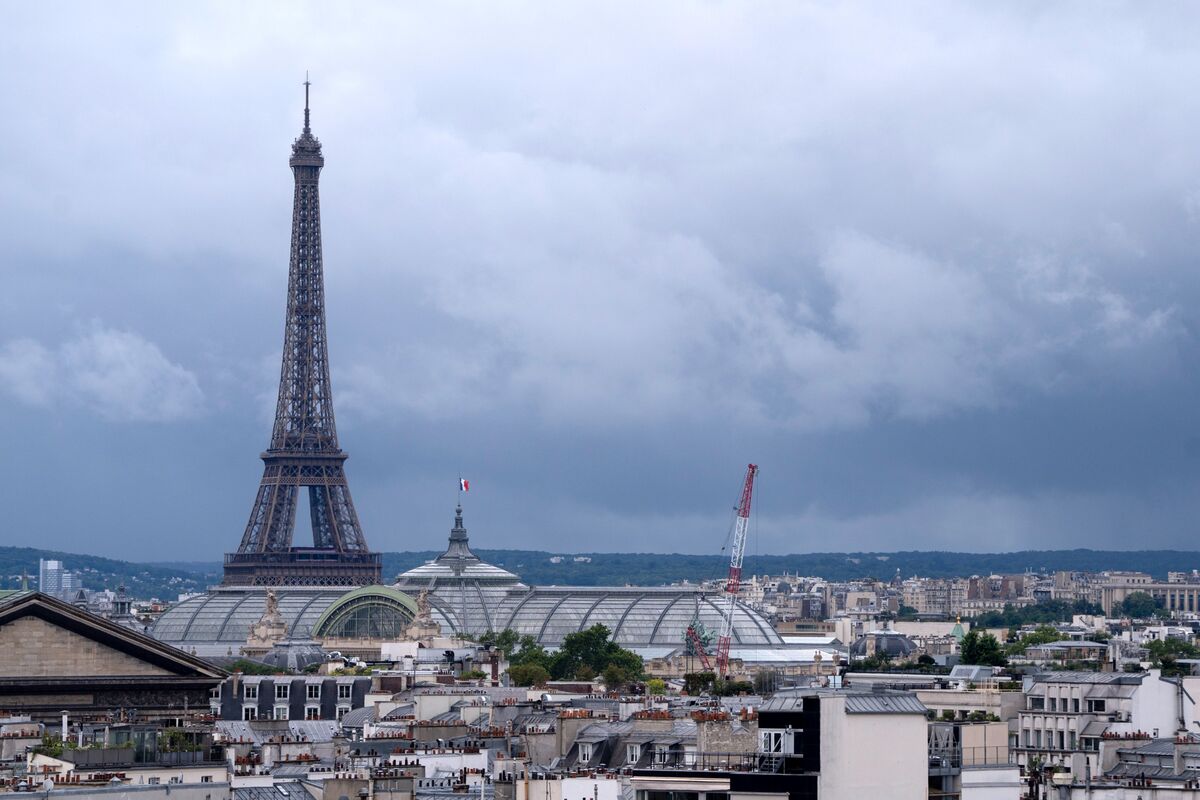 France Dodges Rating Rebuke as Fitch Sticks With Stable Outlook