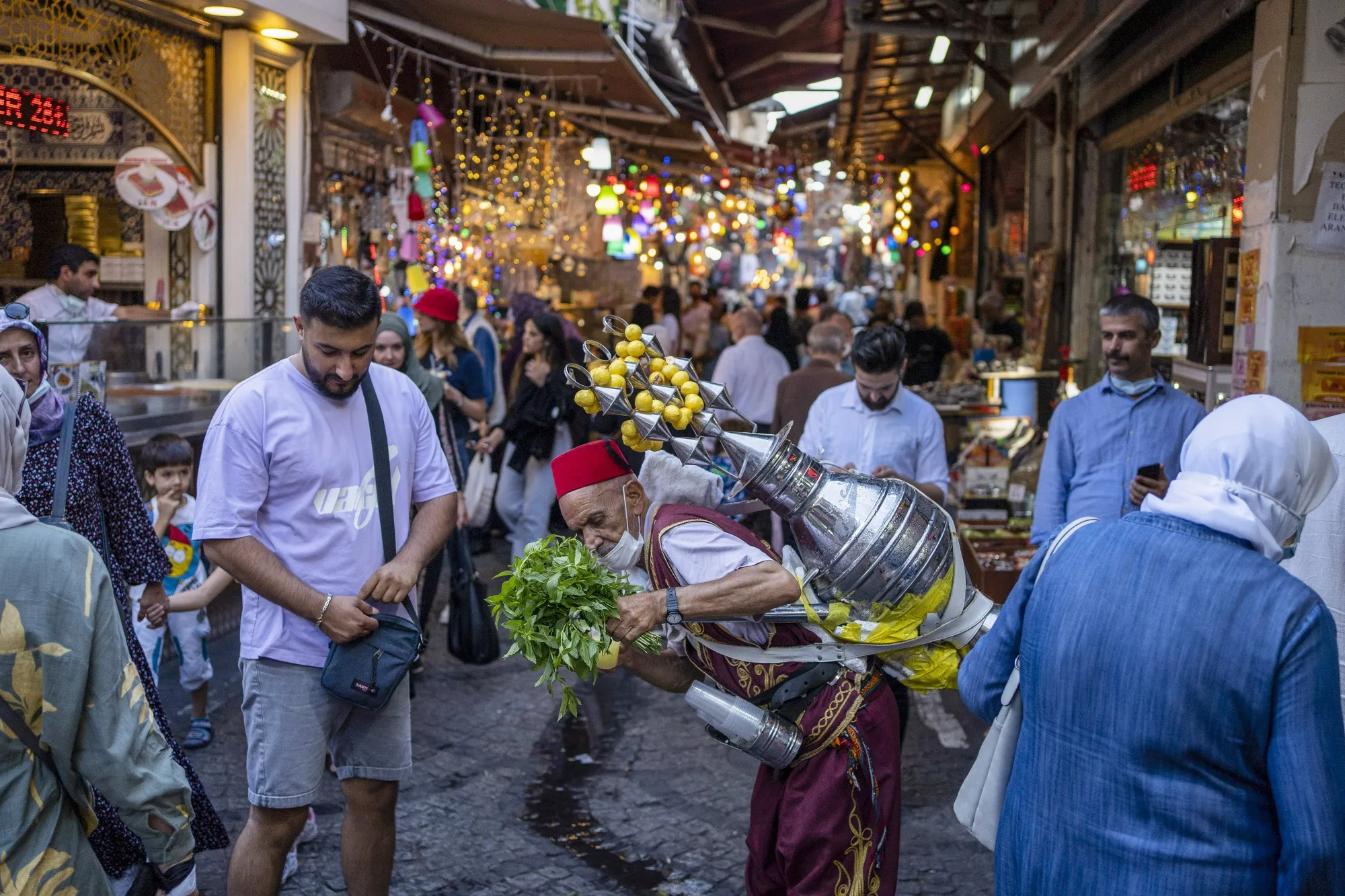 A street vendor sells fresh lemonade to tourists at the Emin Bazar in Istanbul, Turkey.