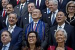 Jim Yong Kim, center, attends the International Monetary Fund (IMF) governors group photo at the spring meetings of the IMF and World Bank in Washington, D.C., U.S., on Saturday, April 21, 2018.&nbsp;