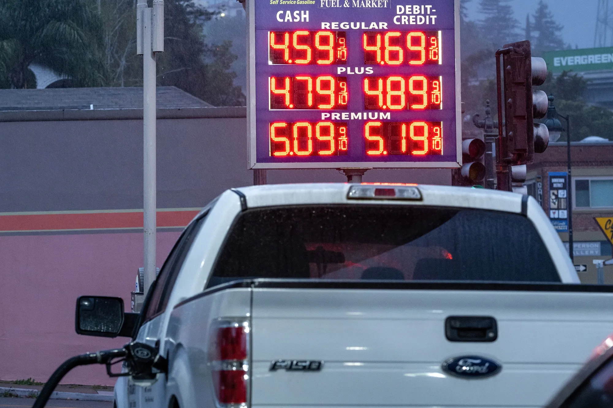 米国内のガソリン小売価格も上昇（3月2日、カリフォルニア州のガソリンスタンド）　