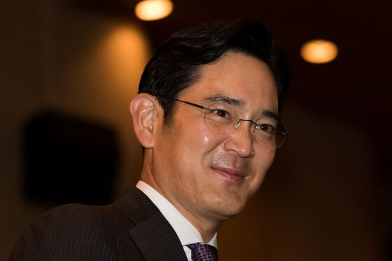 Bowing Samsung Chief Heralds Economy Shift by South Korea's Moon