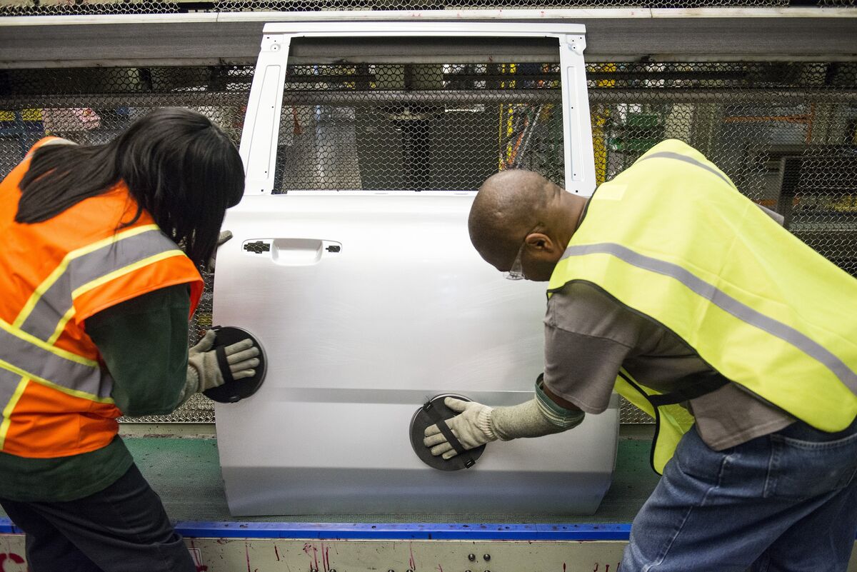 US Payrolls Gain of 139,000 in May Points to Gradual Moderation