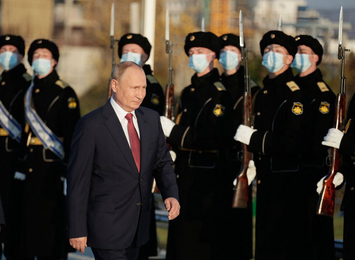 Putin Masses Troops to Tell NATO to Stay Out of Ukraine - Bloomberg