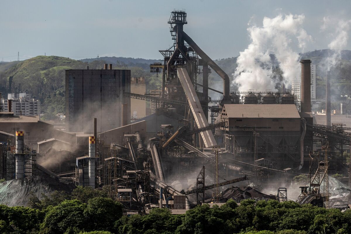 CSN’s Steinbruch Mulls Keeping Minority Stake in Cement Unit