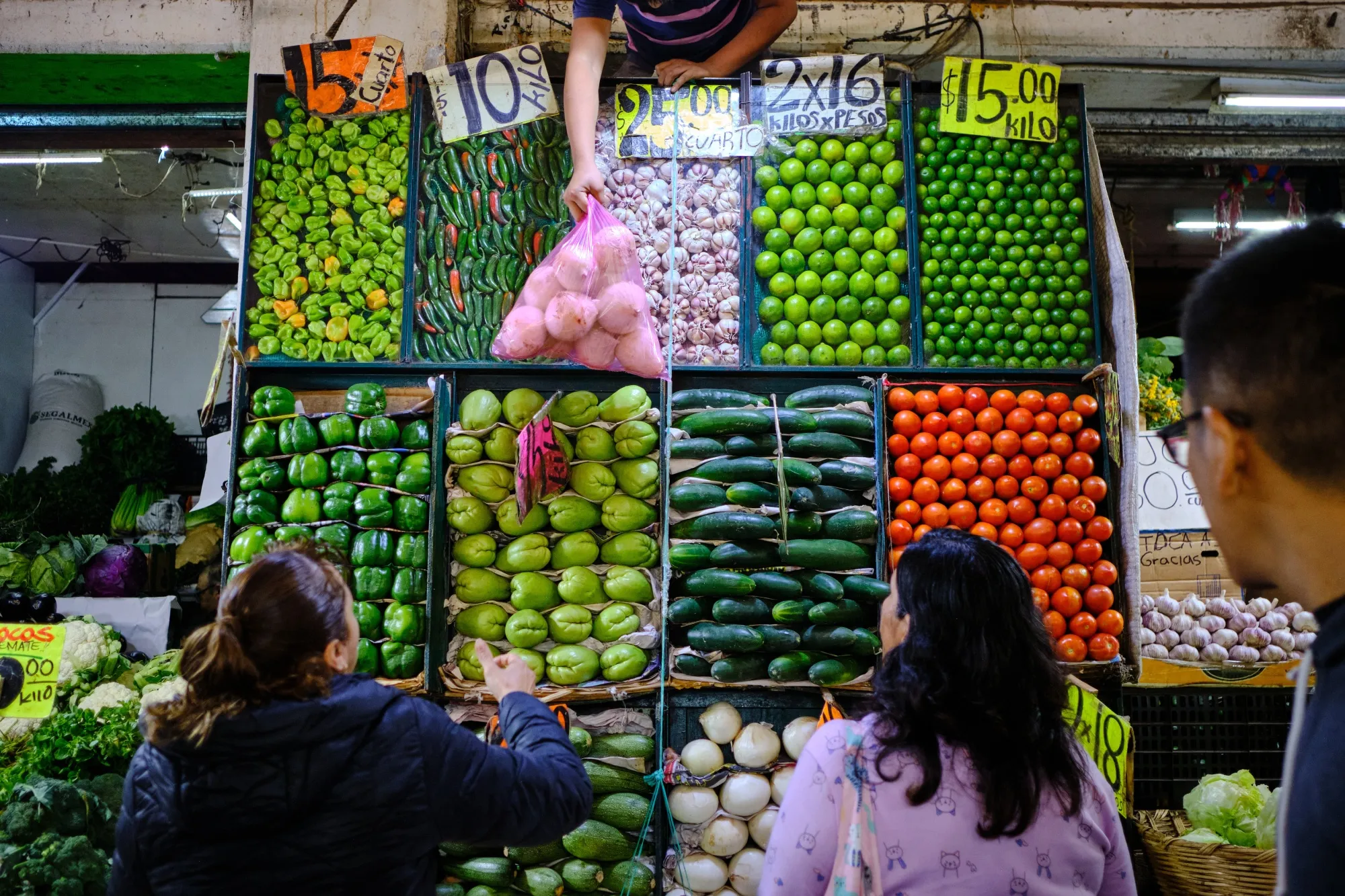 Compradores de frutas y verduras a la venta en la zona minorista del mercado Central de Abastos de Ciudad de México.