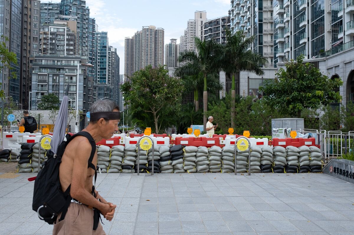 Hong Kong Loan Bankers Rush to Get Signatures Before Typhoon