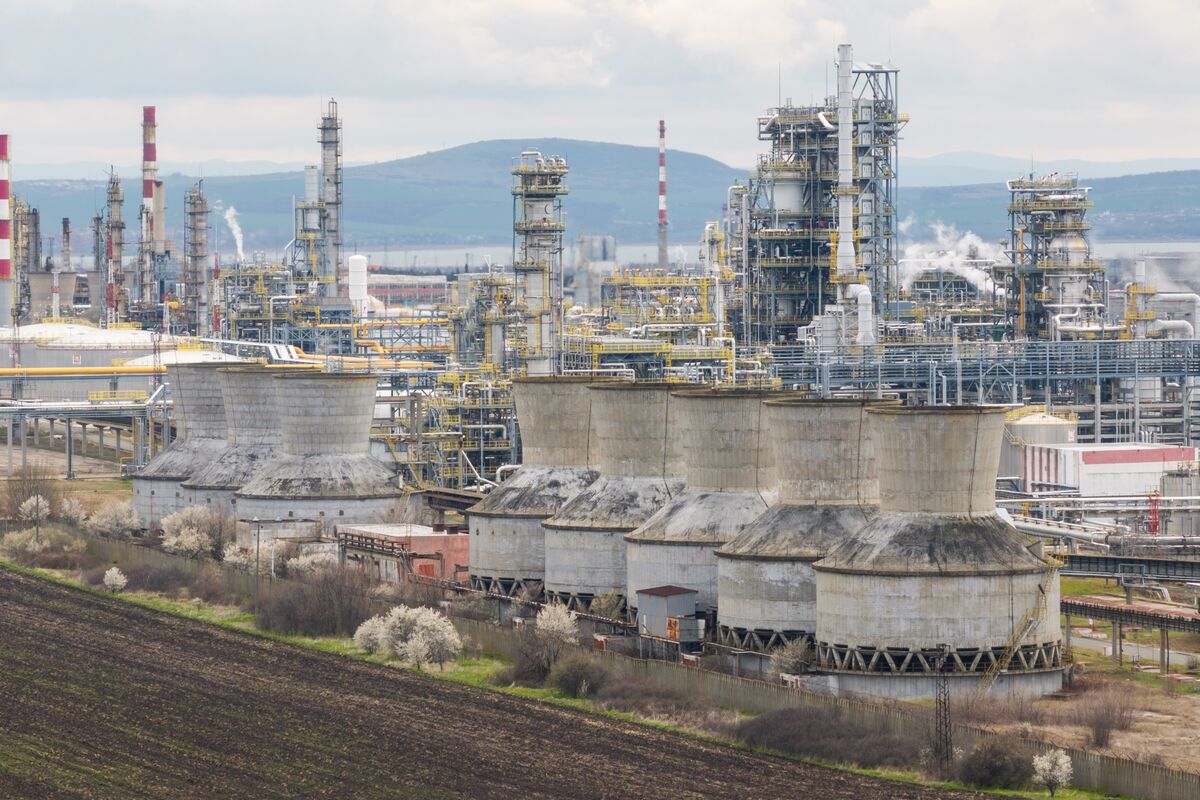 EU Freezes Russian Oil Price Cap For a Week as Sanctions Stall