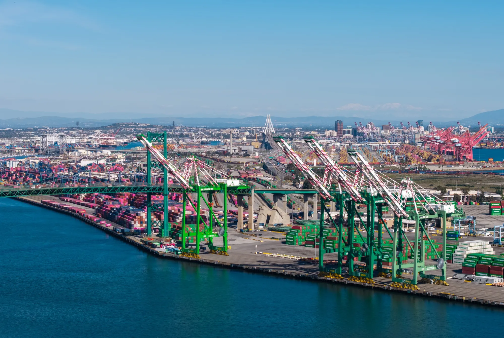 Các container vận chuyển tại Cảng Los Angeles ở Los Angeles, California, Hoa Kỳ, vào thứ Sáu, ngày 20 tháng 2 năm 2026.