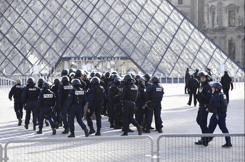 Police outside the Louvre, Feb. 3