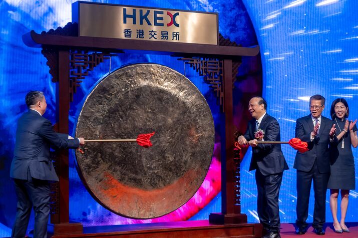 CATL Chairman Robin Zeng Attends Listing Ceremony in Hong Kong