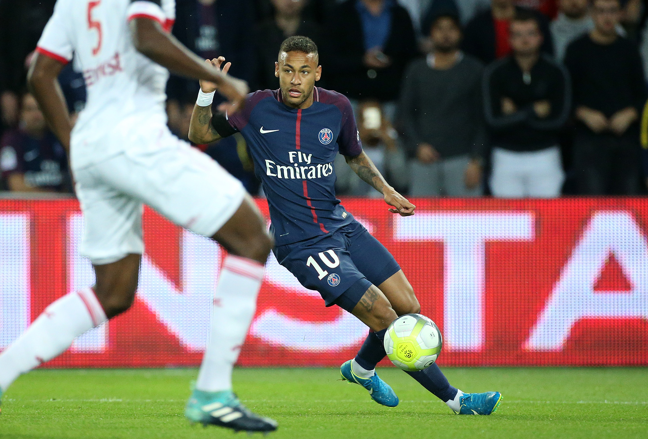 Neymar heading toward exit from Paris Saint-Germain, AP source